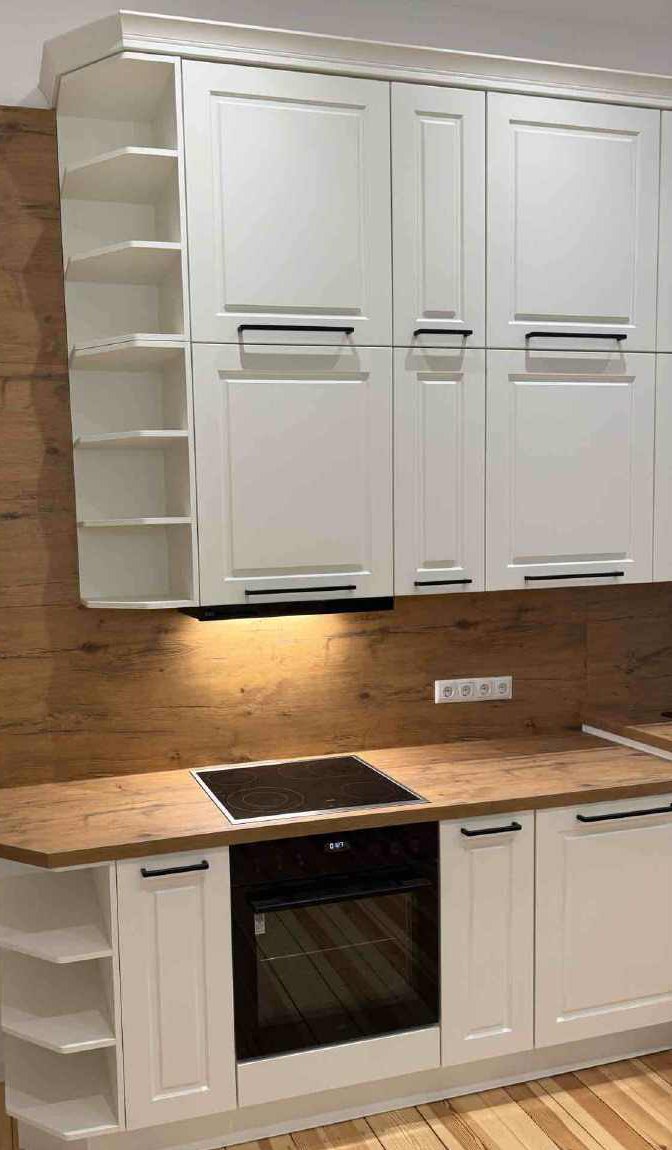 Landhausküche in Creme mit Altholz-Rückwand und Eckregalen, Kundenprojekt von System und Idee
